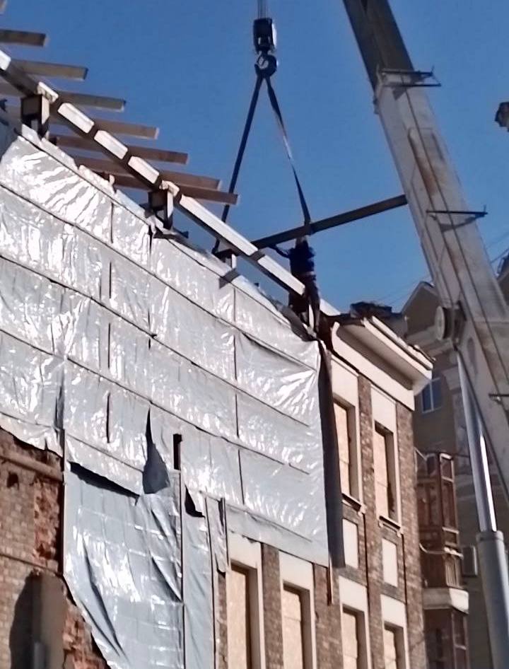 Відновляють постраждалий будинок комунальники у Харкові